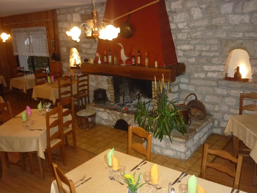 Hotel Restaurant La Chaumiere Du Lac แคลวูซ์-เลส์-ลาคส์ ภายนอก รูปภาพ