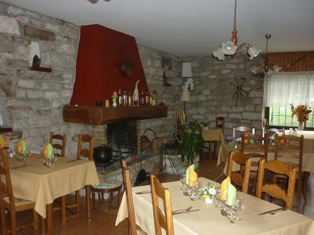 Hotel Restaurant La Chaumiere Du Lac แคลวูซ์-เลส์-ลาคส์ ภายนอก รูปภาพ