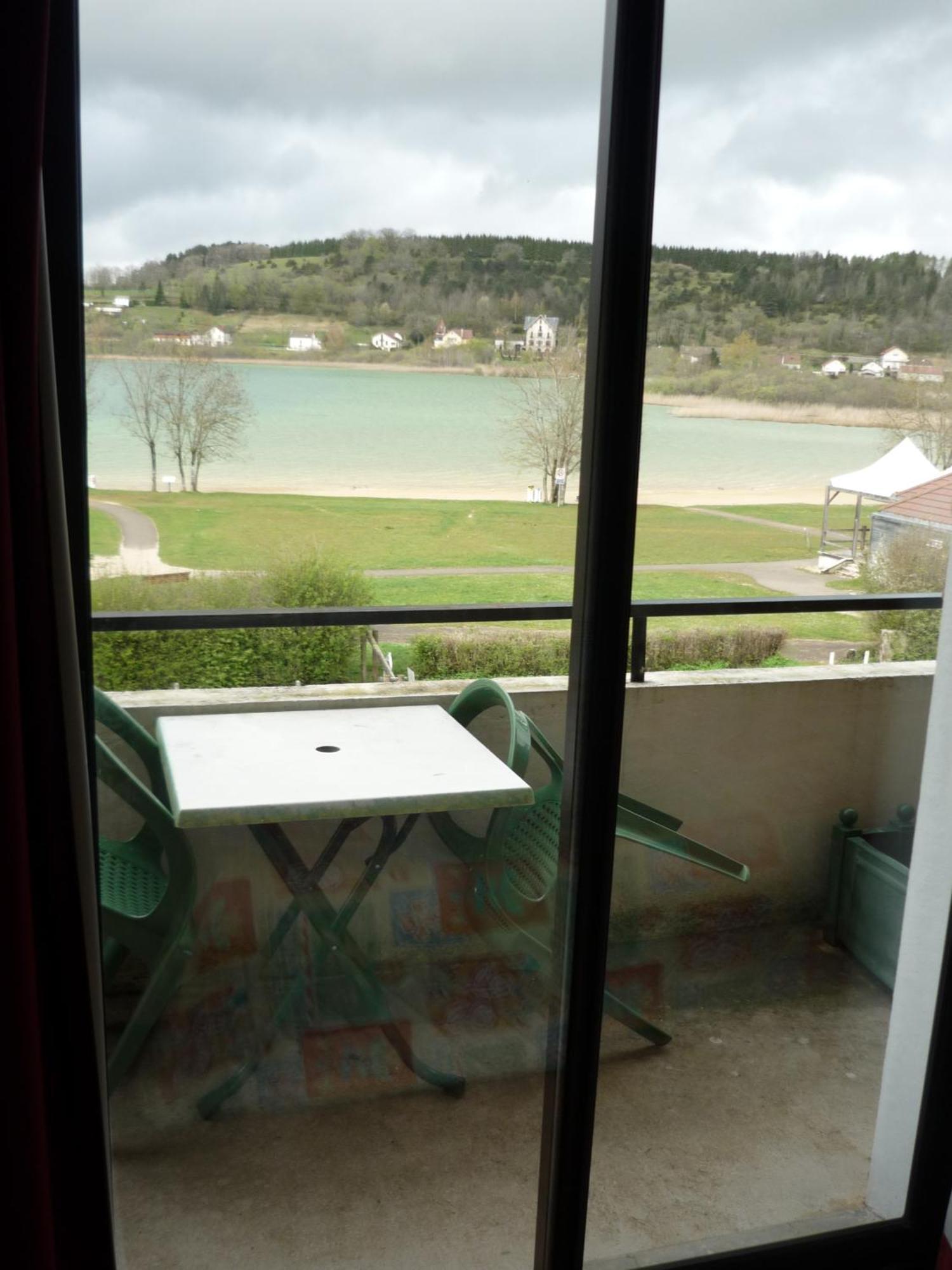 Hotel Restaurant La Chaumiere Du Lac แคลวูซ์-เลส์-ลาคส์ ภายนอก รูปภาพ